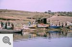 Kanał Kazinga w Parku Królowej Elżbiety i mieszkańcy rybackiej wioski