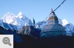 Przydrożna stupa. W tle szczyt Kangtenga (6779 m)