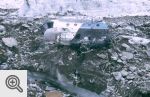 Wrak helikoptera na lodowcu Khumbu, tuż przed bazą pod Everestem